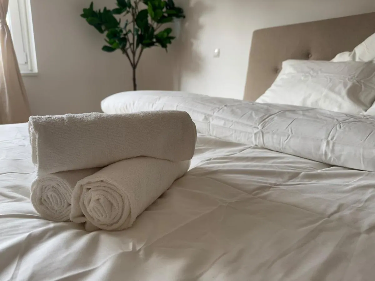 2Br, Danube, Central, U6 & S-Bahn - Axara Housing Brn 16 Vienna Apartment